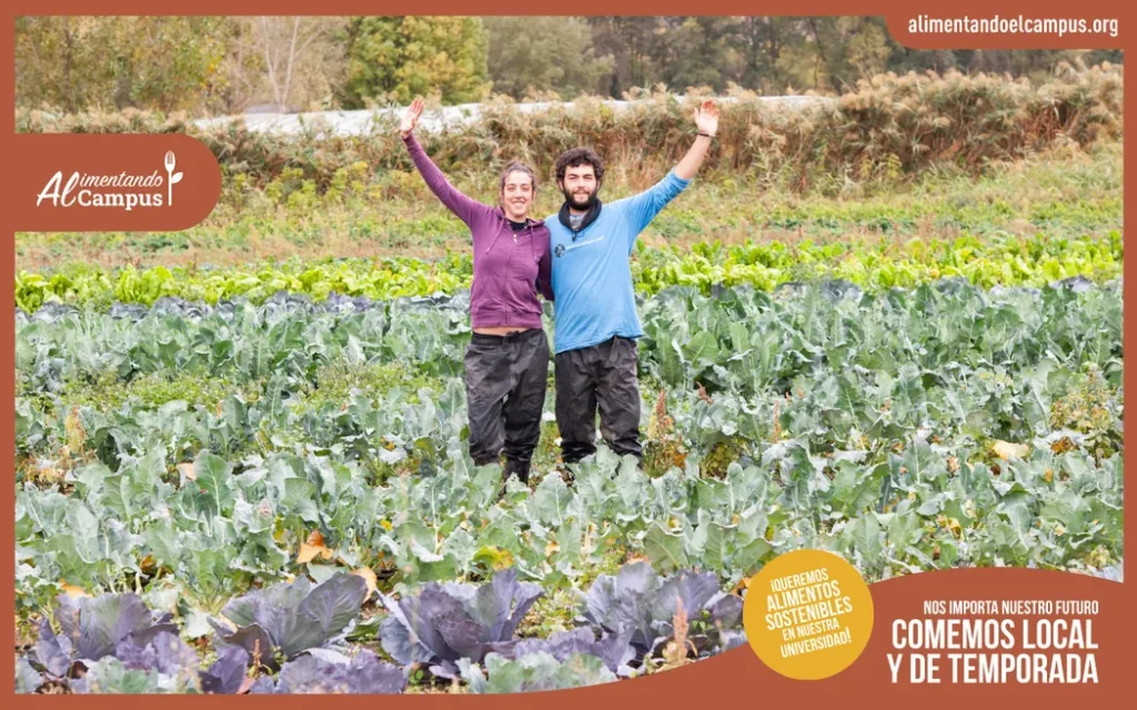 Dos personas saludando en una huerta, con el lema «Comemos local y de temporada» de Alimentando al Campus